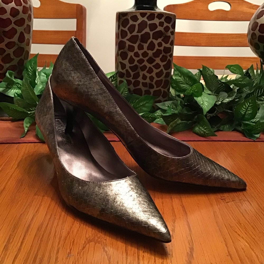 NWT. BANDOLINO DK Silver Kitten Heel Pump. SZ 11.